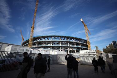 Vista general de los aficionados fuera del estadio antes del partido.