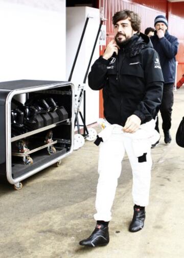 El piloto español de McLaren Fernando Alonso, llegando la cuarta tanda de entrenamientos de pretemporada del Mundial de Fórmula Uno, que se realiza en el Circuito de Cataluña.