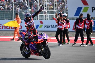 Jorge Martín celebra sobre la moto su victoria en la carrera del GP de Indonesia.