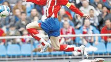 <b>ÚLTIMO GOL. </b>Torres llegó a los 70 tantos con este toque sutil por encima de Moyá la semana pasada.