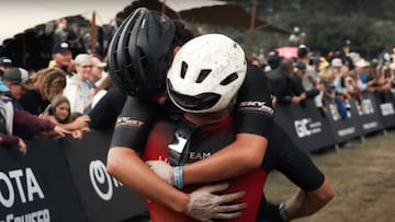 Dos ciclistas abrazándose en la Cape Epic