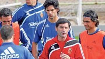 <b>CONTINUIDAD. </b>Marcelino da explicaciones en medio de ocho jugadores durante la sesión de ayer. El técnico sólo sopesa un cambio para el Vicente Calderón.
