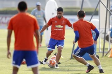 El jugador de Universidad de Chile David Pizarro controla el balon durante la practica matutina en el CDA de Santiago, Chile.