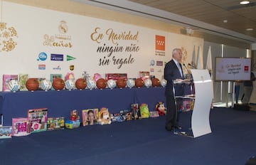 Los jugadores del Real Madrid entregaron regalos a varios menores tutelados por la Comunidad de Madrid en el marco de la campaña 'En Navidad, ningún niño sin regalo'.
