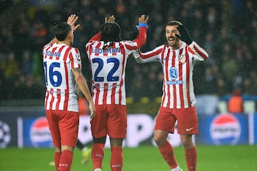 Los futbolistas del Atlético celebran el 0-2. Gran resultado para irse al descanso.