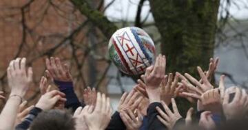 En Ashbourne se celebra todos los años el tradicional partido de fútbol medieval inglés en el que la mitad del pueblo intenta llevar el balón (relleno de corcho para poder flotar) hasta el molino del equipo rival para anotar. Sólo una persona tiene el privilegio de marcar por cada equipo.