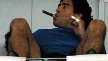 Maradona fumando un puro