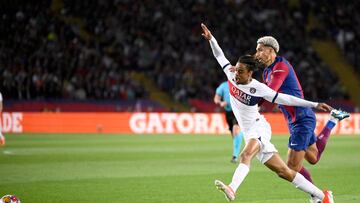 Pase largo a Bradley Barcola en carrera y el central uruguayo del Barcelona derriba al jugador francés en la frontal del área.