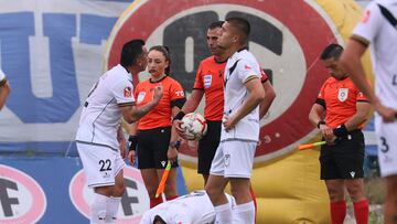 Futbol, Deportes Recoleta vs Santiago Morning
Liguilla de Ascenso 2024
Los jugador de Santiago Morning lamentan la derrota contra Deportes Recoleta por el partido por la Liguilla de Ascenso disputado en el estadio Municipal de Recoleta en Santiago, Chile.
16/11/2024
Dragomir Yankovic/Photosport
Football, Deportes Recoleta vs Santiago Morning
Liguilla de Ascenso 2024
Santiago Morning Õs players regret the defeat against Deportes Recoleta during the Liguilla de Ascenso 2024 match at the Municipal de Recoleta stadium in Santiago, Chile.
16/11/2024
Dragomir Yankovic/Photosport