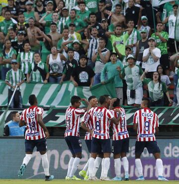 Luis Narváez, de penal, le dio la victoria a los dirigidos por Julio COmesaña. Los verdes, que celebraban el 'Día del Hincha Verdolaga', terminaron con 10.