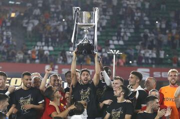 Los jugadores del Valencia celebran su triunfo en la Copa del Rey.