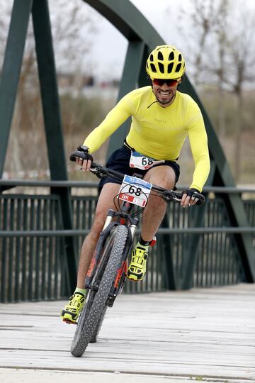 Los duatletas madrile?os Manuel D¨ªaz y Beatriz Molina cosecharon dos trabajadas victorias en la tercera edici¨®n del Du Cross Alcobendas. La localidad recibi¨® a 170 duatletas con el parque natural de Valdelatas como escenario ideal para esta pr¨¢ctica deportiva. El pr¨®ximo reto del circuito ser¨¢ el s¨¢bado 11 de mayo en Villanueva de la Ca?ada.