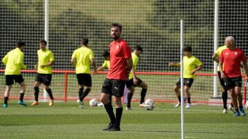 13.07.2024 ENTRENAMIENTO SPORTING
MAREO ENTRENAMIENTO DE RUBEN ALBES CON JUGADORES AL FONDO