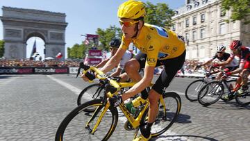 Bradley Wiggins viste el jersey amarillo de líder del Tour de Francia 2012 en la última etapa en los Campos Elíseos de París.