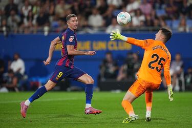 6-0. El 9 azulgrana firma su segundo gol en el encuentro con una gran vaselina ante Julen Agirrezabala. La acción, es revisada y validada en el VAR por un posible fuera de juego del delantero polaco.