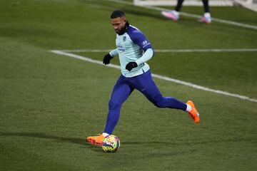 Entrenamiento Depay con el Atlético.