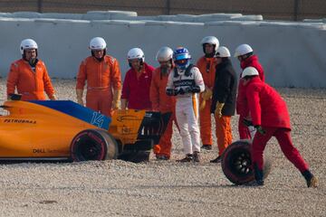 La rueda trasera derecha del McLaren de Fernando Alonso se salió, lo que provocó la bandera roja en pista.