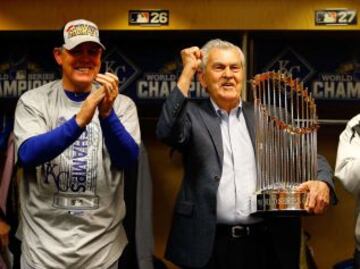 El dueño de los Reales, David D. Glass (derecha), en compañía del manager Ned Yost.