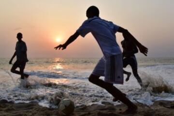 F¨²tbol en las playas de Libreville capital de Gab¨®n