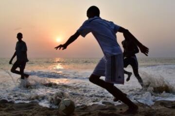 Fútbol en las playas de Libreville capital de Gabón