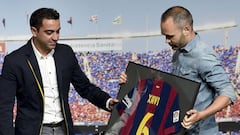 Xavi, en su despedida del Bar&ccedil;a, junto a Iniesta