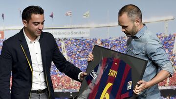 Xavi, en su despedida del Bar&ccedil;a, junto a Iniesta