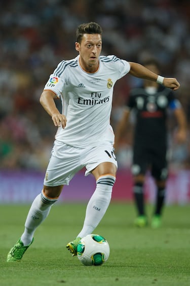 El excentrocampista alemán defendió la camiseta del equipo español entre 2010 y 2013. Jugó un total de 159 encuentros en los que marcó 27 goles y dio 80 asistencias. Consiguió una Liga española, una Copa del Rey y una Supercopa de España. 