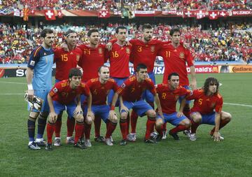 Pese a la derrota ante Suiza, Vicente del Bosque lo tenía claro: ante Honduras jugarían los mismos jugadores que ante los helvéticos. "Creo en el grupo y en el sistema. Esta Selección ha hecho rachas fabulosas: ahora buscaremos seis victorias. Ese es el mensaje que he transmitido a los jugadores. Sólo nos vale mirar al frente, no vale mirar atrás", explicaba el seleccionador...