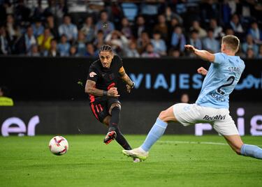 0-1. Balón largo de Jules Koundé, Óscar Mingueza no mide bien el bote y Raphinha se planta sólo para el mano a mano con Vicente Guaita y anotar el primer tanto en el minuto 14.