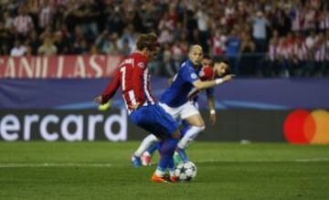 1-0. Antoine Griezmann anotó el primer gol de penalti.