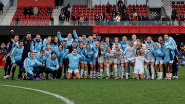 El staff y las jugadoras del Real Madrid posan juntos en Alcalá tras la victoria en el derbi sobre el Atlético de Madrid el 6 de enero de 2025.
