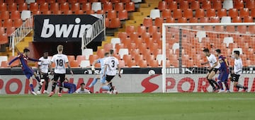 1-1. Leo Messi marca el primer gol. El argentino lanza el penalti, desvia Cillessen y en el rechaze tras el tiro de Pedri, empuja el balón al fondo de la red.