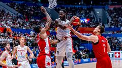 Usman Garuba, pívot de la Selección, atrapa el rebote ante Shai y Powell, de Canadá.