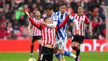 BILBAO, SPAIN - APRIL 15: Oihan Sancet of Athletic Club clashes with Robin Le Normand of Real Sociedad during the LaLiga Santander match between Athletic Club and Real Sociedad at San Mames Stadium on April 15, 2023 in Bilbao, Spain. (Photo by Juan Manuel Serrano Arce/Getty Images)
