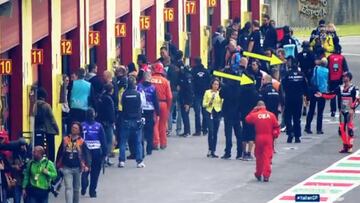 Los dos guardaespaldas frente al box de Jorge Lorenzo.