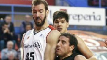 El jugador del Bruixa d'Or Haritopoulos bloquea el ataque de Colom