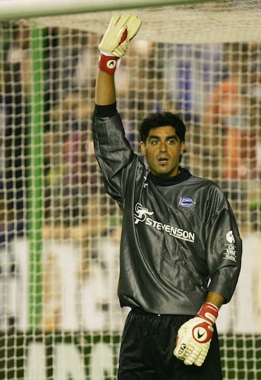 En verano de 2004 firmó por el Deportivo Alavés. 4 años defendiendo la portería del conjunto vasco donde jugó 56 partidos.