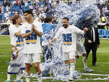 Modric, Asensio y Carvajal disfrutan de la fiesta de campeones. 