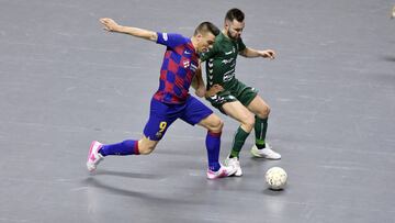 Sergio Lozano pelea un bal&oacute;n con Dani Saldise durante el partido de cuartos de final de la Copa de Espa&ntilde;a de F&uacute;tbol Sala entre el Barcelona y el Osasuna Magna.