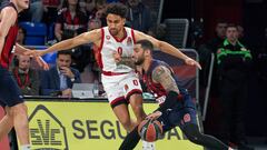 El escolta estadounidense de Baskonia Markus Howard bota el balón ante la defensa de Maodo Lo base alemán del Milán.