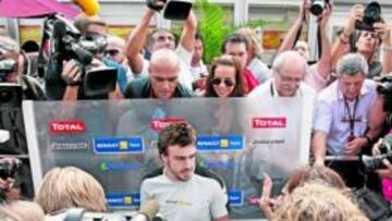 <b>ENORME EXPECTACIÓN. </b>La rueda de prensa de Alonso hablando de su fichaje por Ferrari fue de las más multitudinarias de la historia.