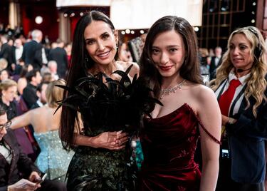 Demi Moore y Mikey Madison durante la 98.ª edición de los premios Oscar 2026 celebrados en el Dolby Theatre.