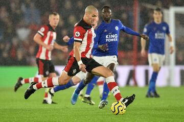 Asentado en el Southampton desde 2015, pasó del Espanyol al Barcelona, de donde le fichó el Chelsea. Tras jugar cedido en el Valencia y en el Stuttgart, llegó al conjunto del sur de Inglaterra, donde juega desde hace seis campañas. Tiene contrato por dos temporadas más y su valor de mercado es de seis millones de euros.