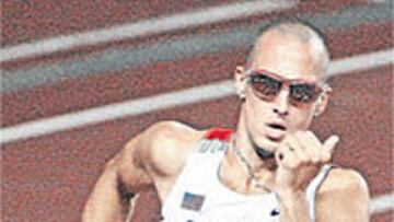 <b>CEDIÓ AL FINAL. </b>Wariner, en la segunda curva de la final de 400.