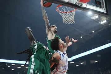 Juancho Hernangómez ataca el aro del Efes.