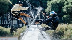 Dos riders ripando en el Olimpic Cable Park de Castelldefels (Barcelona), el 22 de marzo del 2022. 