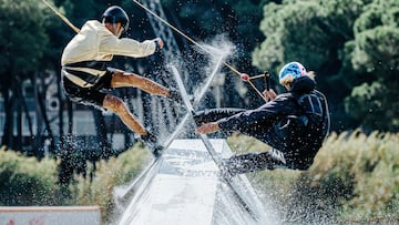 Dos riders ripando en el Olimpic Cable Park de Castelldefels (Barcelona), el 22 de marzo del 2022. 