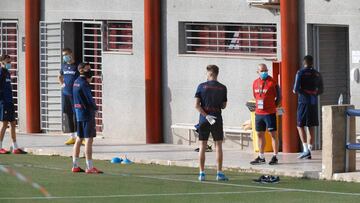 Paco López y sus jugadores, antes de entrenarse.