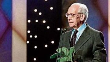 <b>PREMIADO. </b>Vicente Marco, con el Premio Ondas que ganó en el 99.