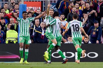 El Betis de Quique Setién venció 3-4 al Barcelona en el Camp Nou. Junior y Joaquín adelantaron al equipo andaluz y el marcador se quedó 0-2 al descanso. En la segunda parte Messi redujo distancias y Gio Lo Celso las aumentó. Luego Arturo Vidal marcó el 2-3 pero rápido Canales anotó el 2-4. Finalmente Messi en el añadido marcó el definitivo 3-4.